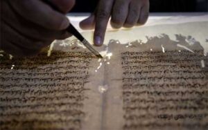 مرمت و بازسازی کتاب خطی آسیب دیده